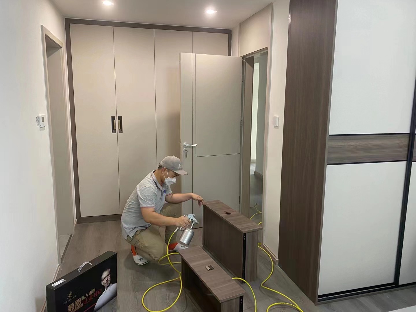 入住新房后柜子味道一年都不散，是不是甲醛引起的？